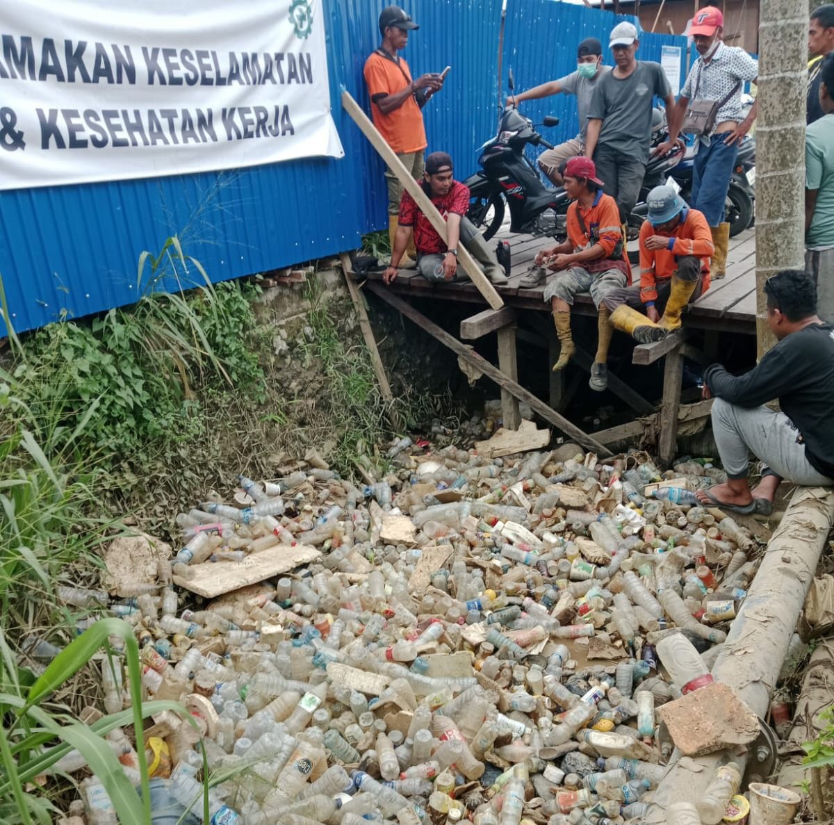 (Foto: Sampah botol plastik yang berada di selokan kawasan Sempaja Selatan/doc)