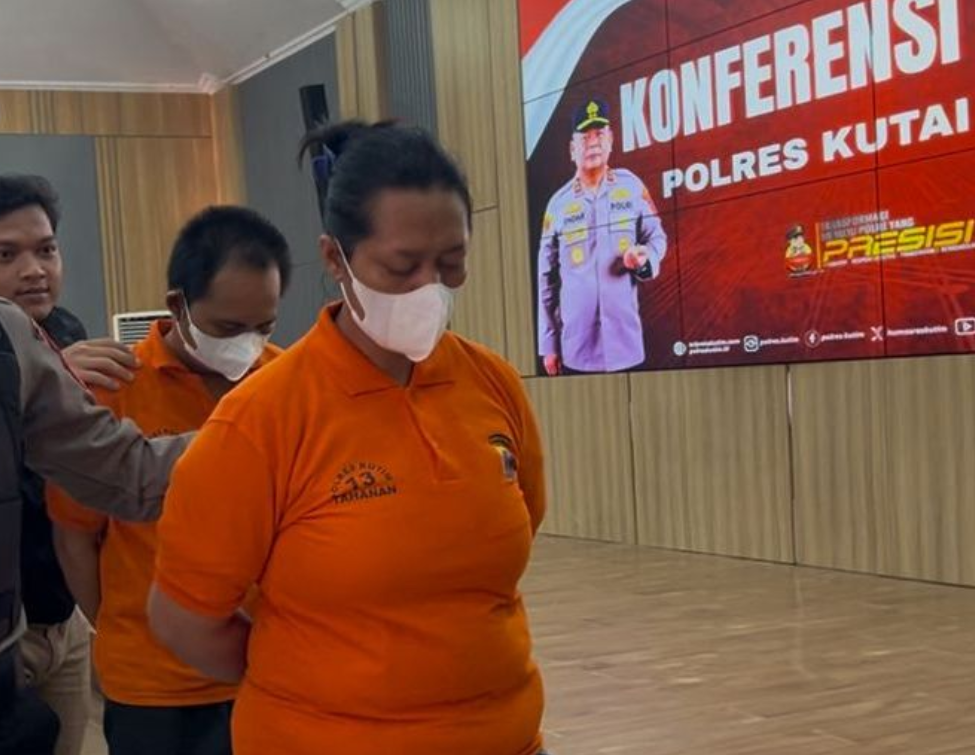 EP dan SW saat dihadirkan polisi dalam konferensi pers ungkapan kasus penganiayaan terhadap anak mereka yang masih berusia 8 tahun. (Istimewa)