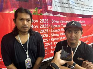 Ketua Panitia Bersuara For Sumatera dan Aceh, Egi (kiri) dan Perwakilan BeeMax Entertainment, Adji (kanan).