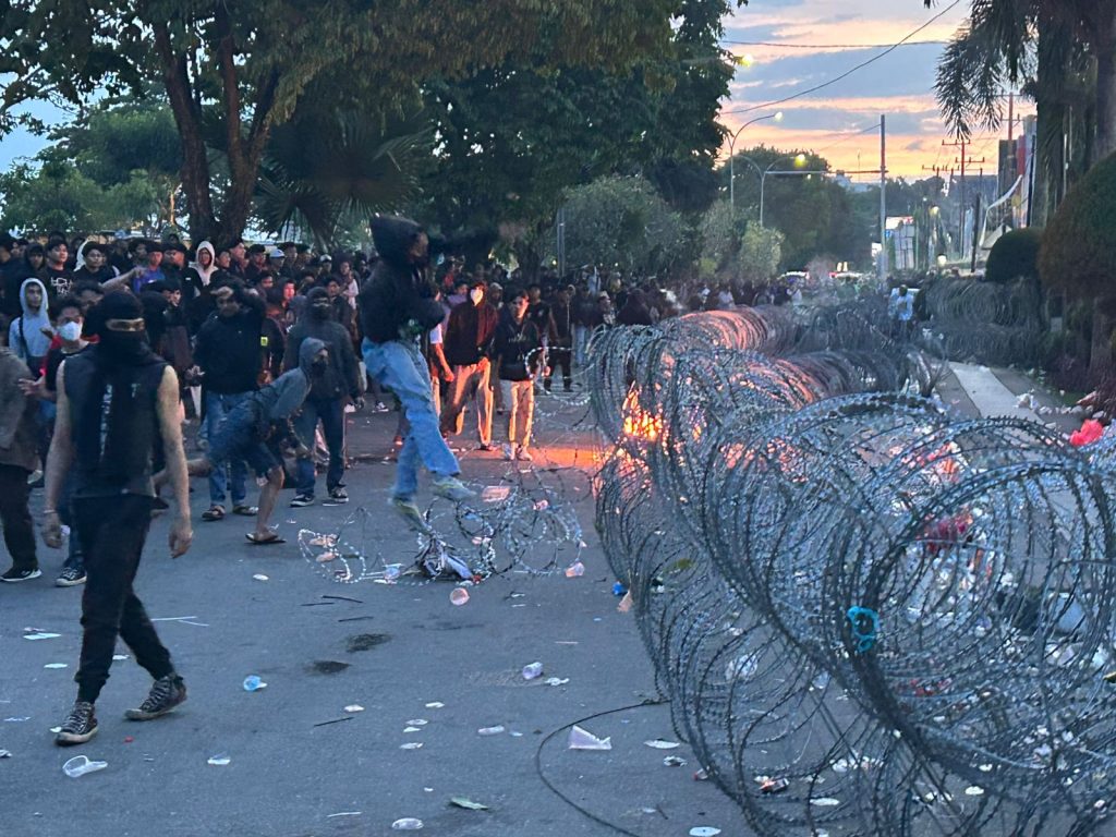 Aksi demo 214 di depan Kantor Gubernur Kaltim berujung ricuh. (Voxnews.id)