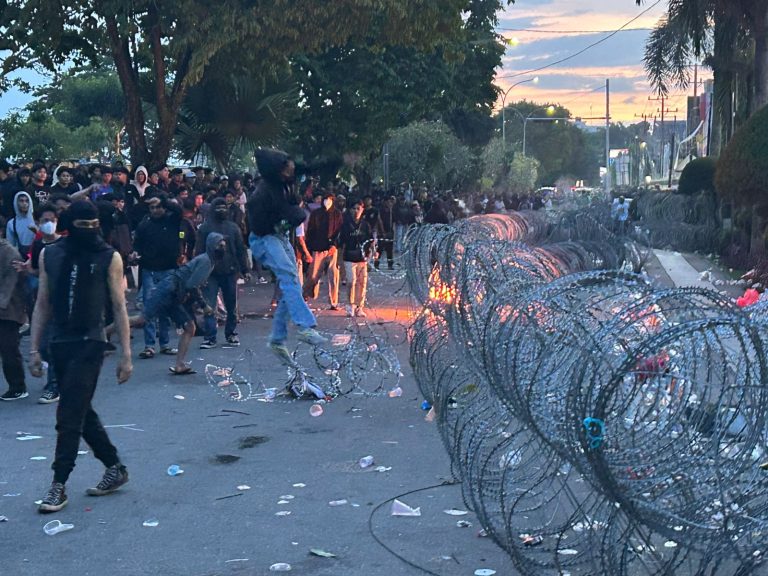Aksi demo 214 di depan Kantor Gubernur Kaltim berujung ricuh. (Voxnews.id)