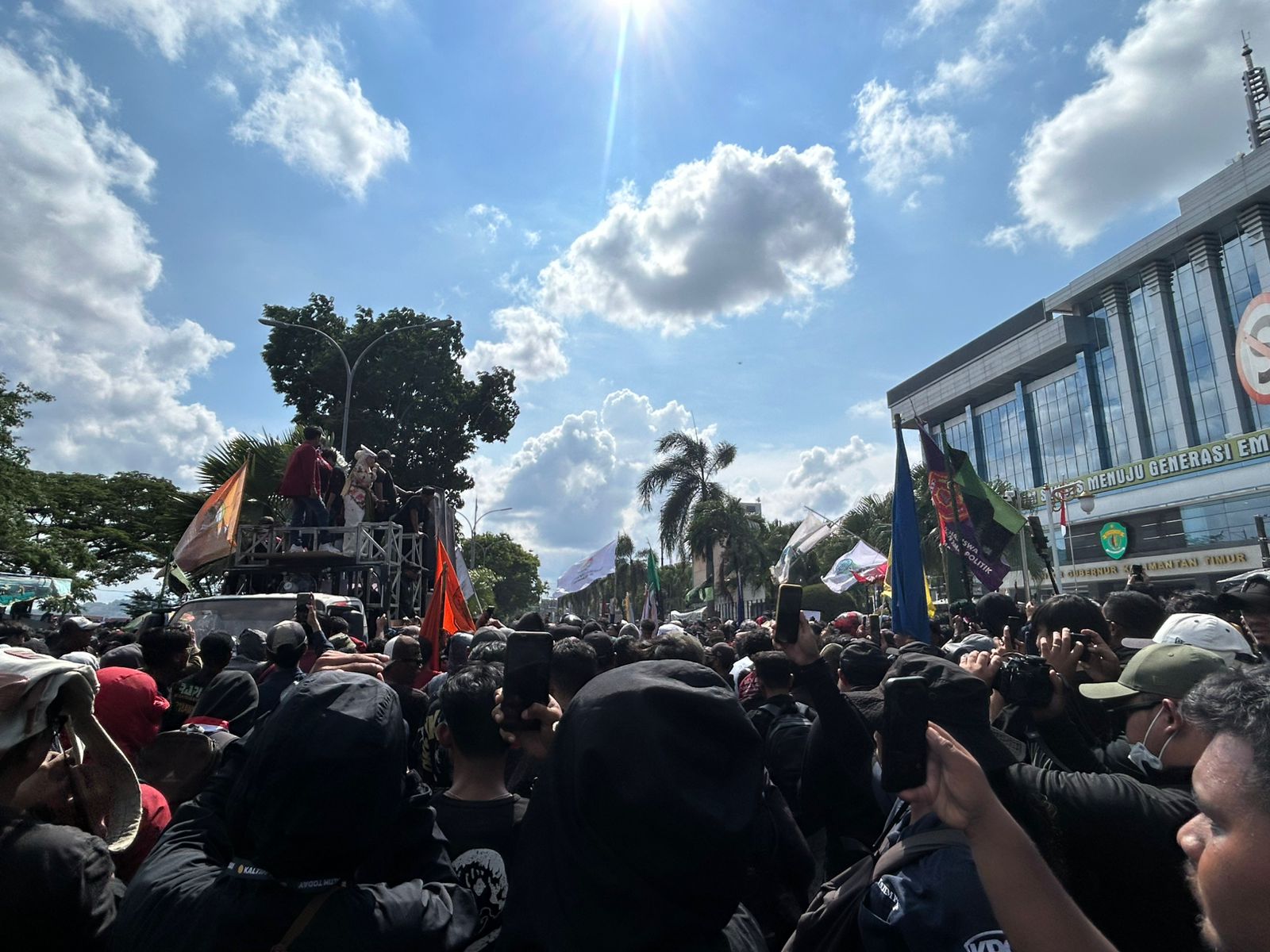 Ribuan massa aksi saat berorasi di depan gedung Pemprov Kaltim. (Voxnews.id)