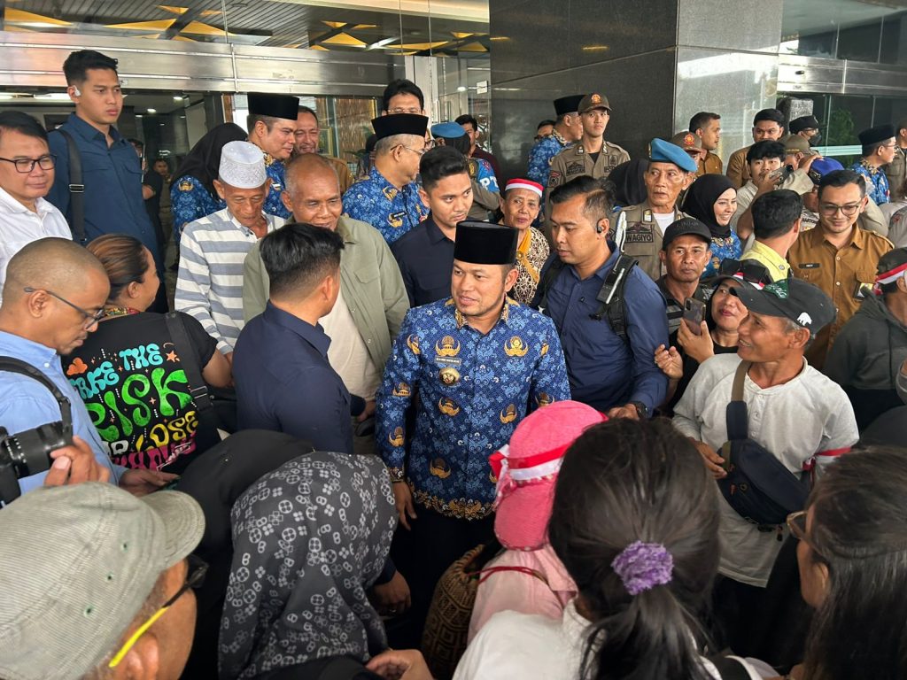 Gubernur Kaltim, Rudy Mas'ud saat menemui massa aksi di Halaman Kantor Gubernur. (Voxnews.id)