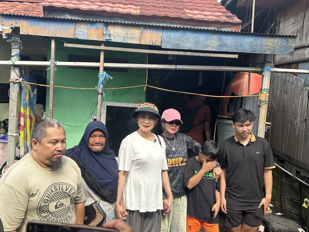 Istri Gubernur Kaltim sekaligus Ketua PKK Kaltim, Syarifah Suraidah Harum bersama organisasi Baladika Mulawarman mendatangi rumah Maria yang berada di Gang Masjid, Jalan Lambung Mangkurat, Blok F, Kelurahan Pelita, Kota Samarinda. (Voxnews.id)