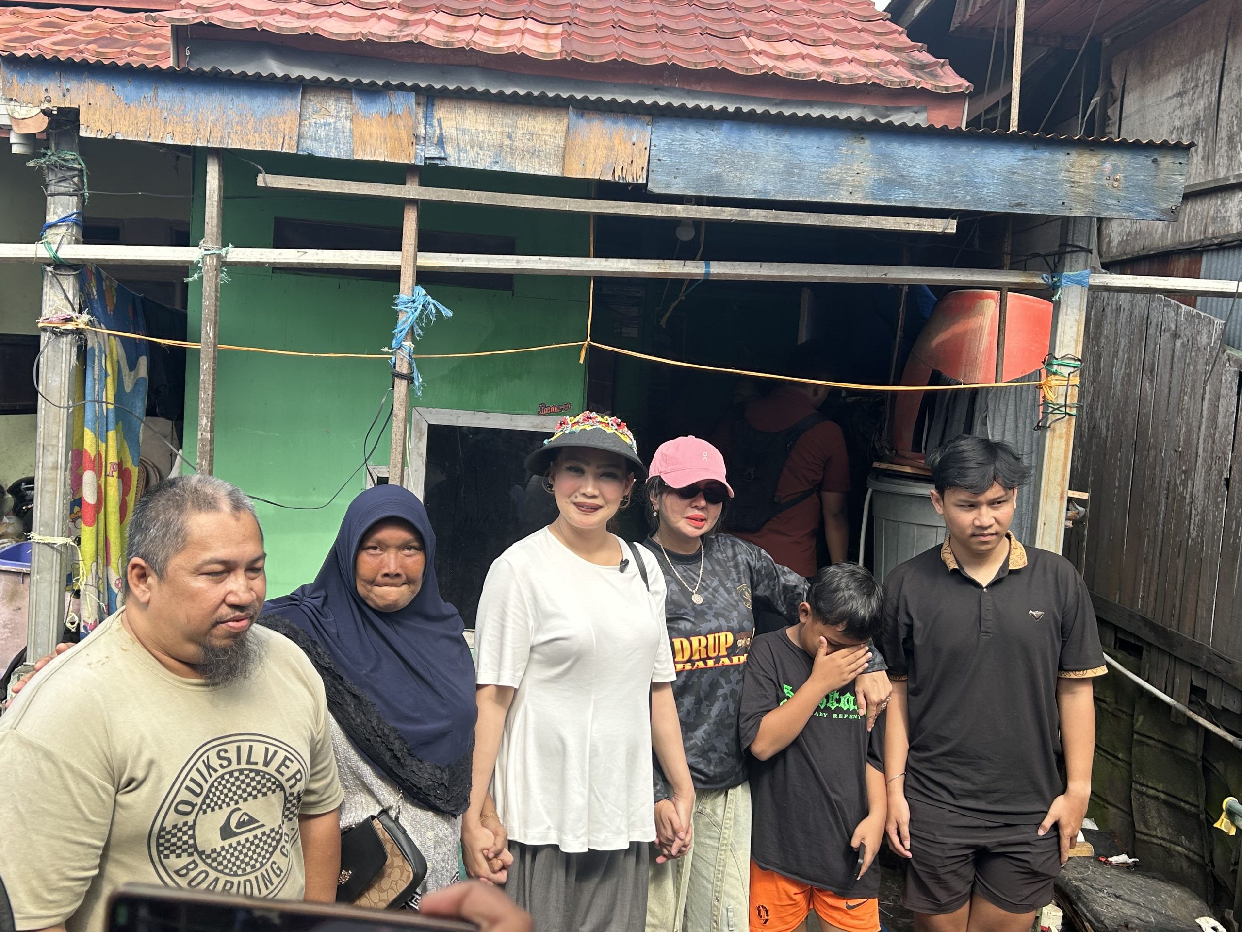 Istri Gubernur Kaltim sekaligus Ketua PKK Kaltim, Syarifah Suraidah Harum bersama organisasi Baladika Mulawarman mendatangi rumah Maria yang berada di Gang Masjid, Jalan Lambung Mangkurat, Blok F, Kelurahan Pelita, Kota Samarinda. (Voxnews.id)