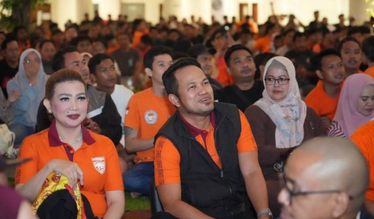 Gubernur Kalimantan Timur, Rudy Mas'ud saat menghadiri kegiatan nonton bareng Borneo FC. (istimewa)