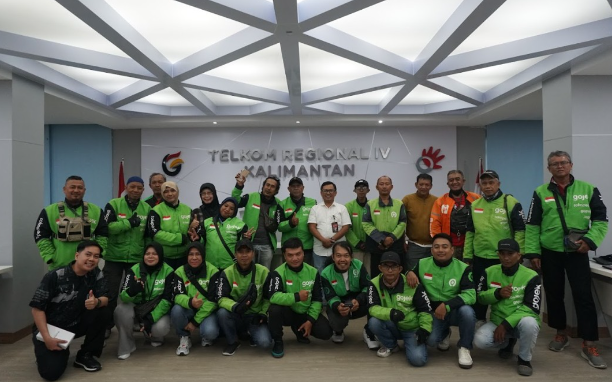 Indibiz Borneo dari Telkom Indonesia menggelar kegiatan sosialisasi dan perkenalan program Sobiz kepada komunitas ojek online WARMOB Balikpapan. (Dok. Indibiz)