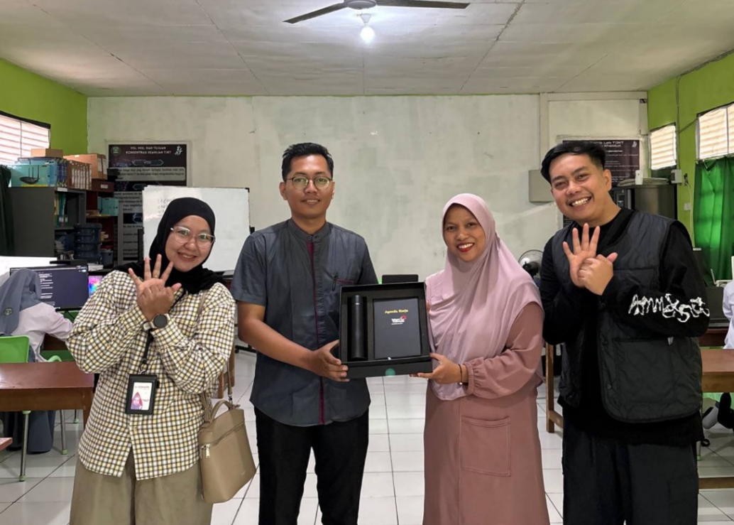 Indibiz Borneo dari Telkom Indonesia Regional 4 Kalimantan melaksanakan kegiatan Visit Pelanggan bertema pendidikan ke SMKN Ibnu Khaldun Balikpapan. (Dok. Indibiz)