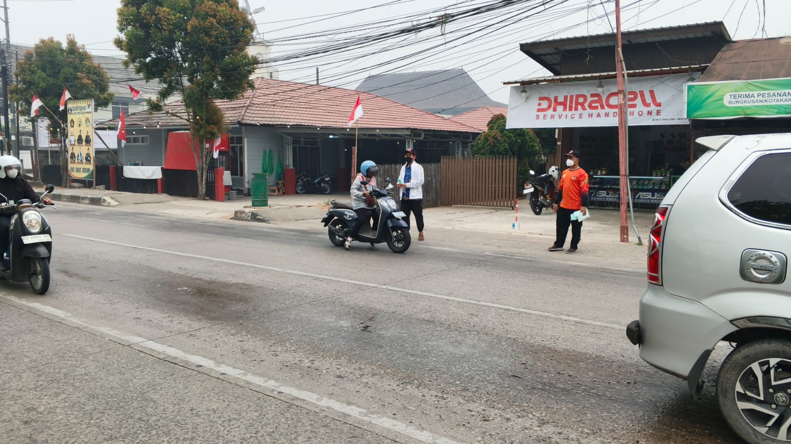BPBD Kukar saat membagikan masker kepada warga. (Voxnews.id)
