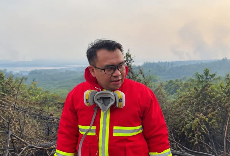 Bupati Kukar, Aulia Rahman Basri saat meninjau lokasi karhutla yang terjadi di wilayahnya. (Voxnews.id)