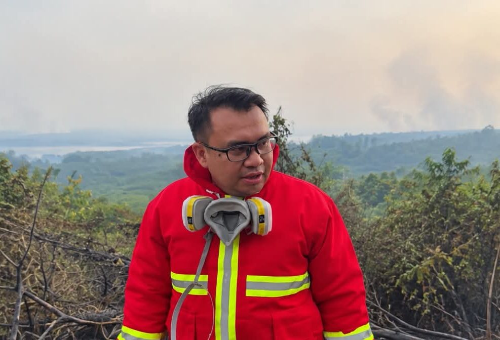 Bupati Kukar, Aulia Rahman Basri saat meninjau lokasi karhutla yang terjadi di wilayahnya. (Voxnews.id)