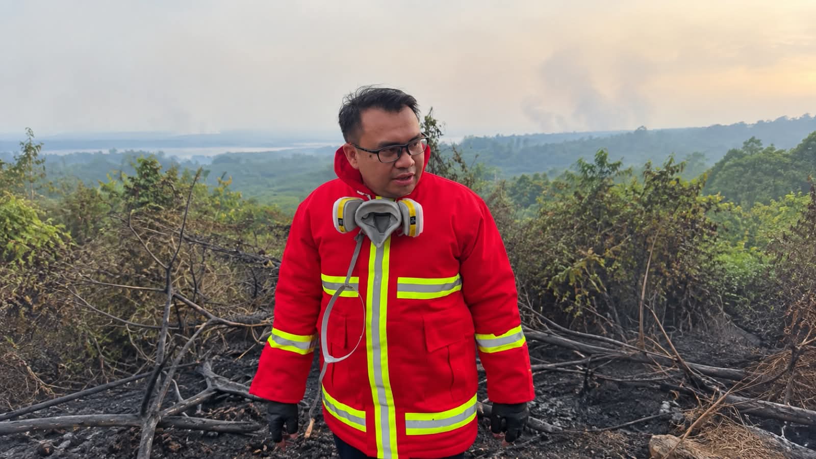 Bupati Kukar, Aulia Rahman Basri saat meninjau lokasi karhutla yang terjadi di wilayahnya. (Voxnews.id)