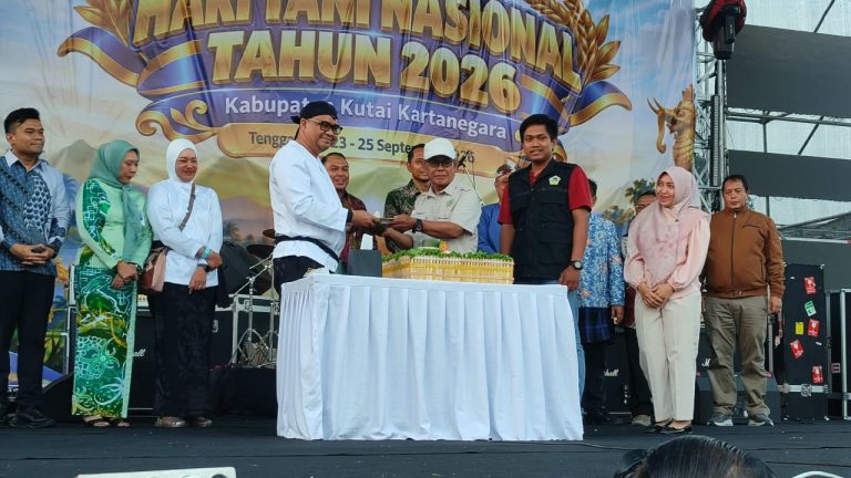 Bupati Kukar saat menghadiri peringatan Hari Tani Nasional melalui kegiatan Gencarkan di Stadion Rondong Demang, Tenggarong. (Voxnews.id)