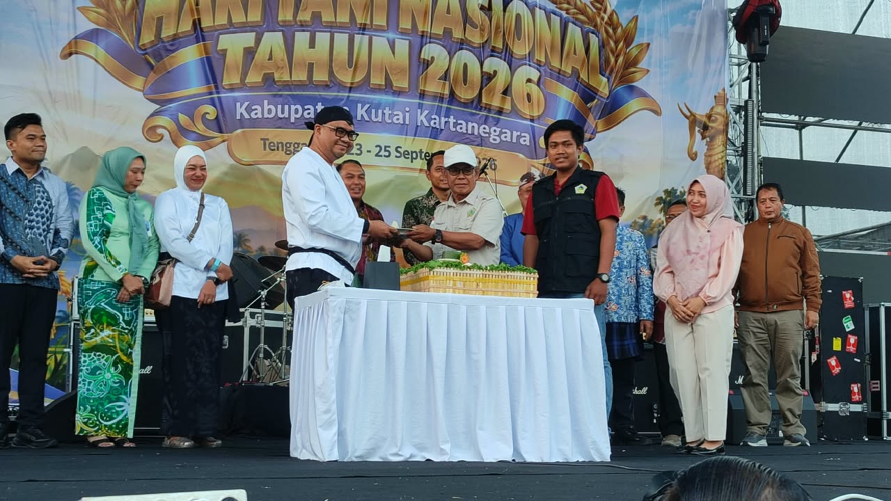 Bupati Kukar saat menghadiri peringatan Hari Tani Nasional melalui kegiatan Gencarkan di Stadion Rondong Demang, Tenggarong. (Voxnews.id)