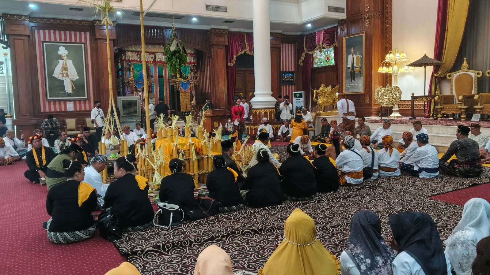 Kegiatan Beluluh Sultan menjelang Erau 2026 di lingkungan Kedaton Kutai Kartanegara. (Voxnews.id)