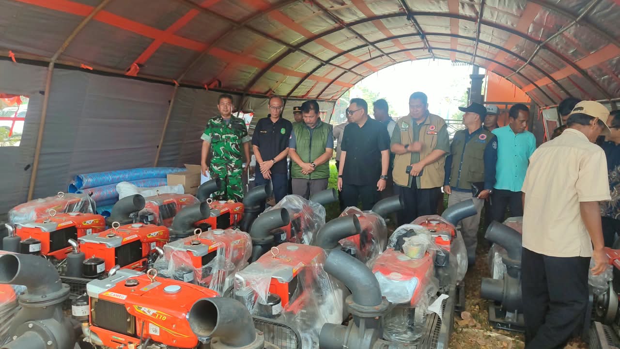 Pemkab Kukar saat menerima bantuan pompa air dari TNI AU guna membantu mengatasi kekeringan lahan pertanian. (Voxnews.id)