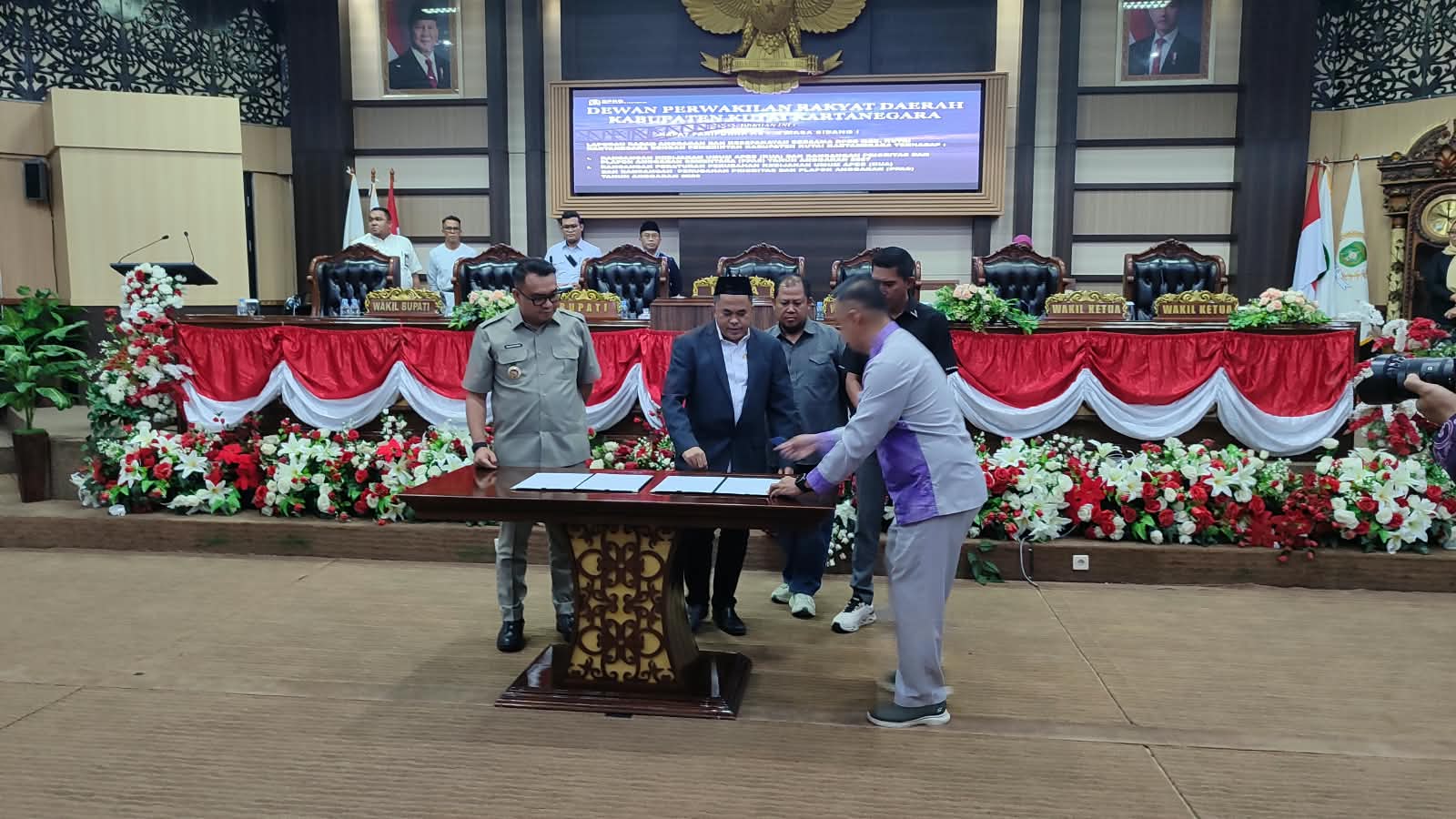 Penandatanganan KUA PPAS oleh Pemkab dan DPRD Kutai Kartanegara. (Voxnews.id)