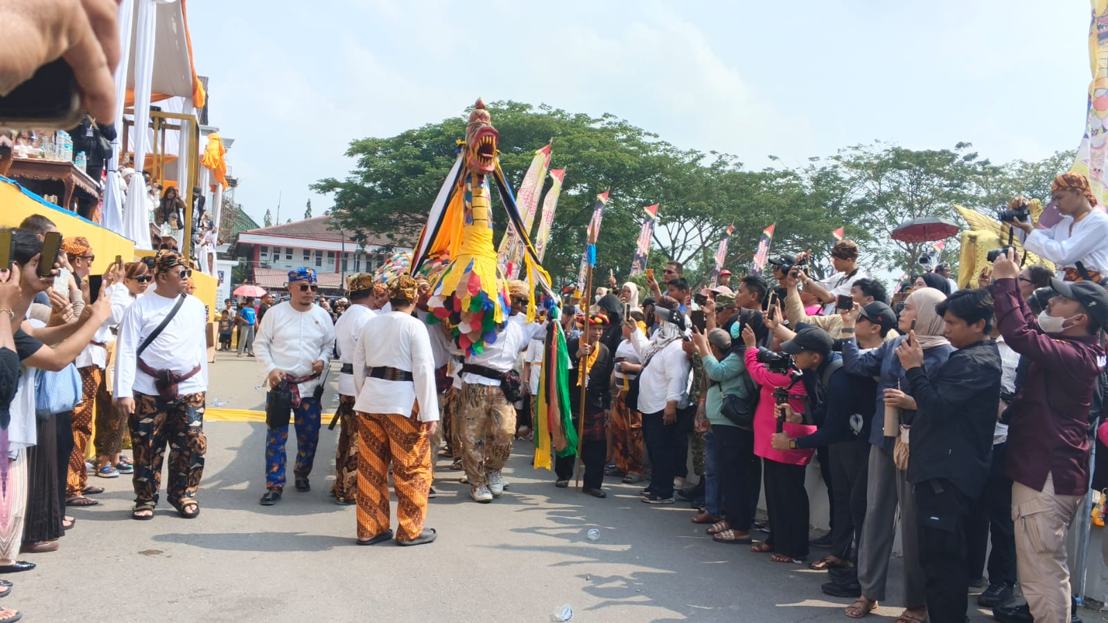 Proses mengulur Naga Festival Adat Erau 2026. (Voxnews.id)