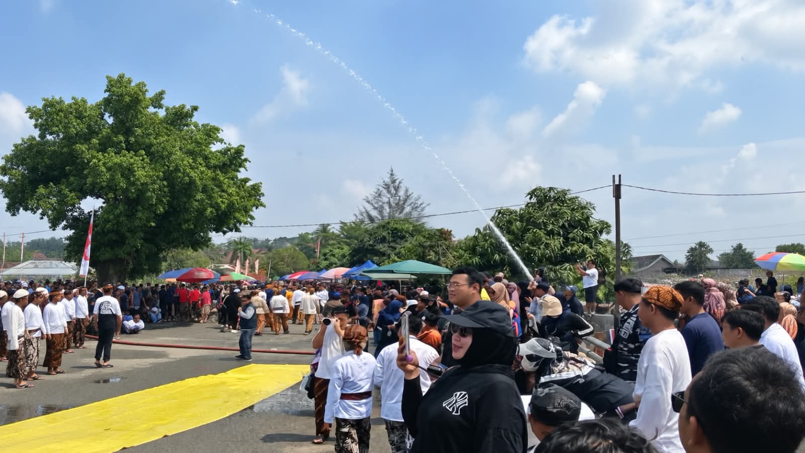 Prosesi Belimbur Festival Adat Erau. (Voxnews.id)