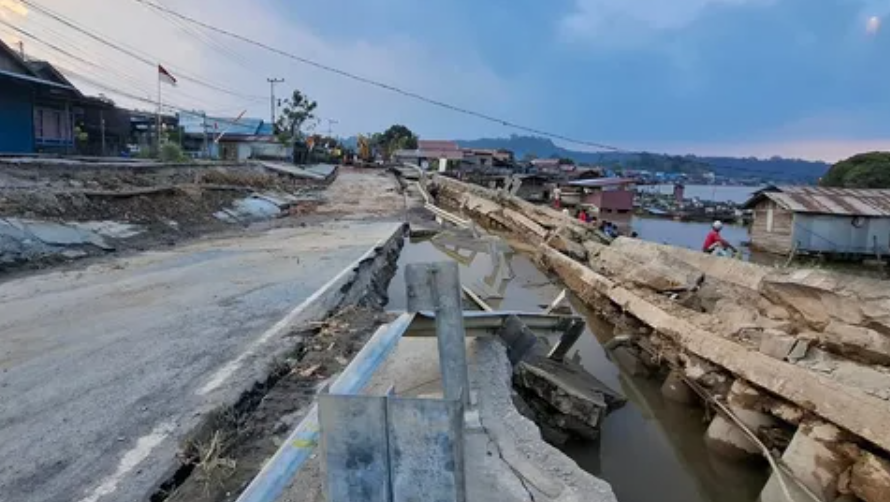 Suasana jalan longsor di Jembayan, Kutai Kartanegara. (Ist)