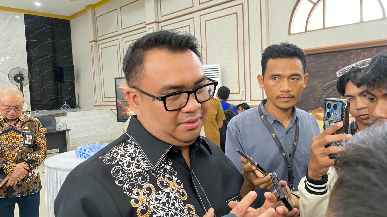 Bupati Kukar, Aulia Rahman Basri saat diwawancarai wartawan usai memimpin rapat finalisasi persiapan Erau di Eks Gedung Wanita, Selasa (15/9/2026). (Voxnews.id)