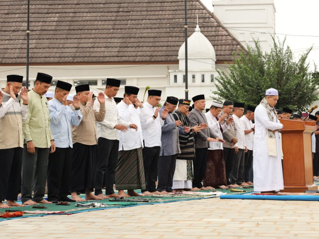 Pemkab Kukar saat melaksanakan haul jamak dan salat istisqa di depan Kedaton Kesultanan Kutai Kartanegara Ing Martadipura, Rabu (16/9/2026). (Voxnews.id)