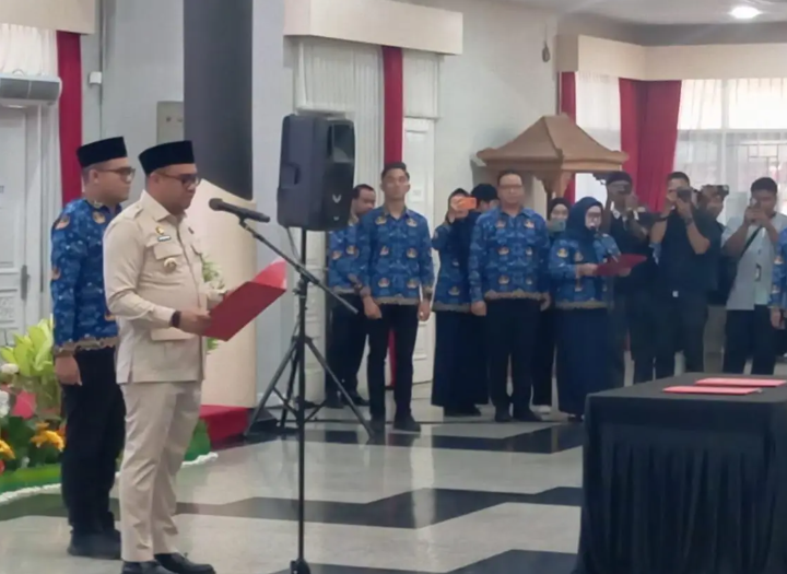 Bupati Kukar, Aulia Rahman Basri saat Lantik 80 Pejabat baru. (Voxnews.id)