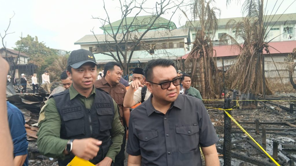 Bupati Kukar, Aulia Rahman Basri saat tinjau korban kebakaran Jalan Danau Aji, Kelurahan Melayu. (Voxnews.id)