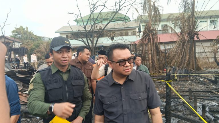 Bupati Kukar, Aulia Rahman Basri saat tinjau korban kebakaran Jalan Danau Aji, Kelurahan Melayu. (Voxnews.id)