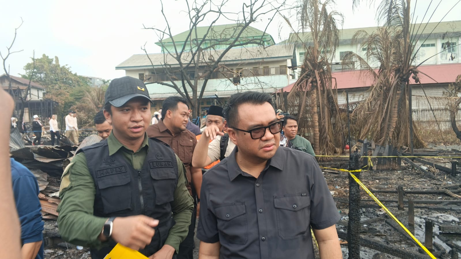 Bupati Kukar, Aulia Rahman Basri saat tinjau korban kebakaran Jalan Danau Aji, Kelurahan Melayu. (Voxnews.id)