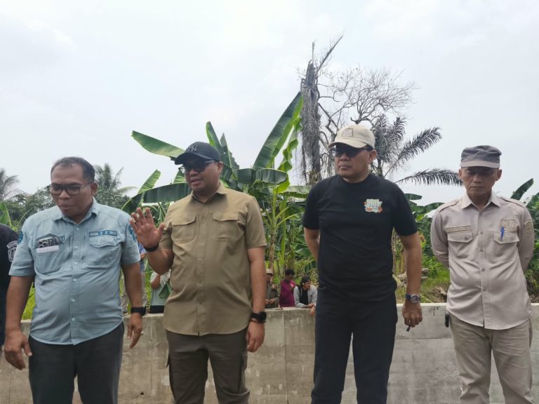 Bupati Kukar bersama Waki Kota Samarinda saat tinjau sodetan di Kecamatan Loa Janan. (Voxnews.id)