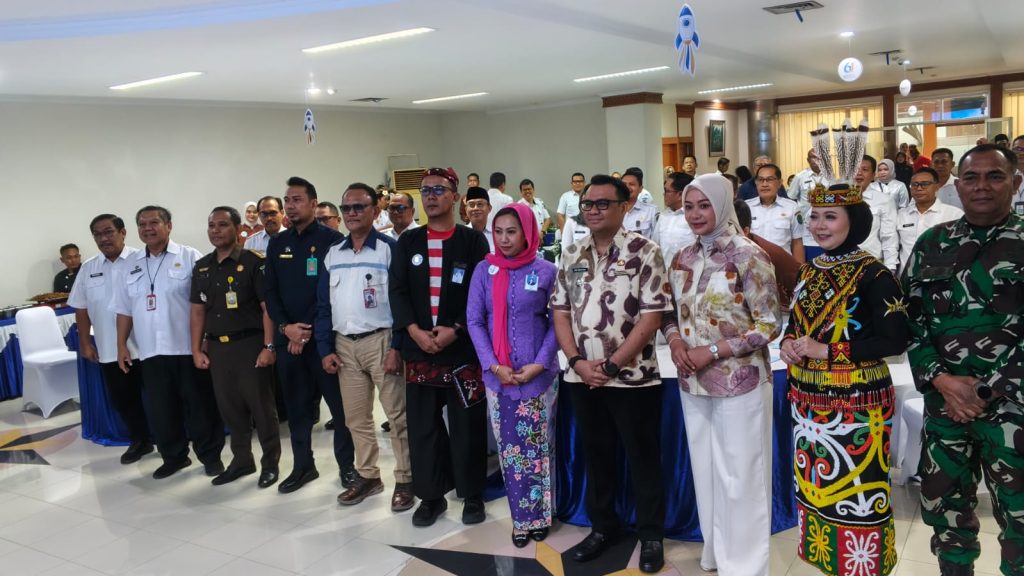 Bupati Kukar bersama kepala cabang Bankaltimtara Tenggarong saat peringatan HUT ke-61 BANKALTIMTARA. (Voxnews.id)