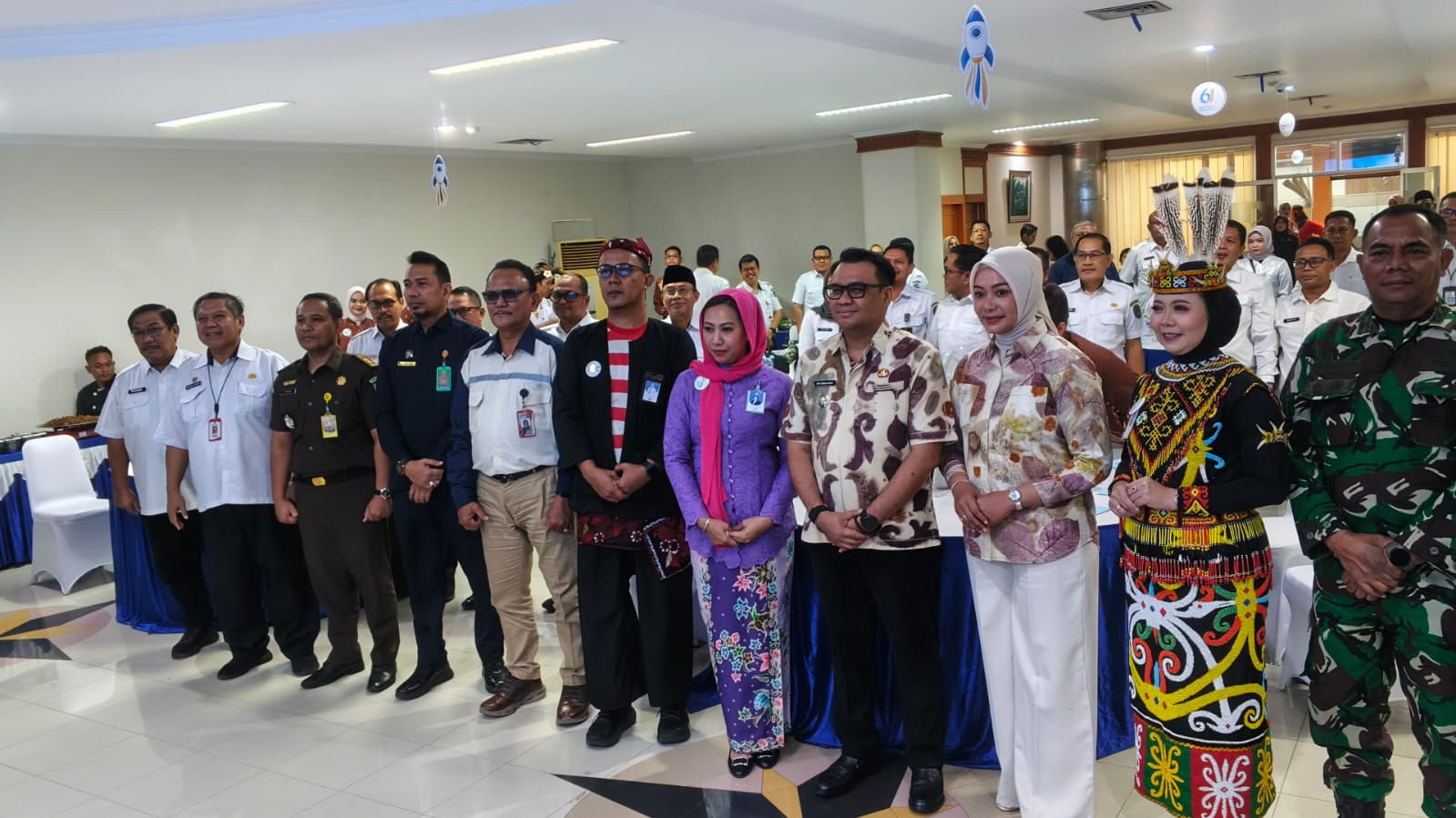 Bupati Kukar bersama kepala cabang Bankaltimtara Tenggarong saat peringatan HUT ke-61 BANKALTIMTARA. (Voxnews.id)