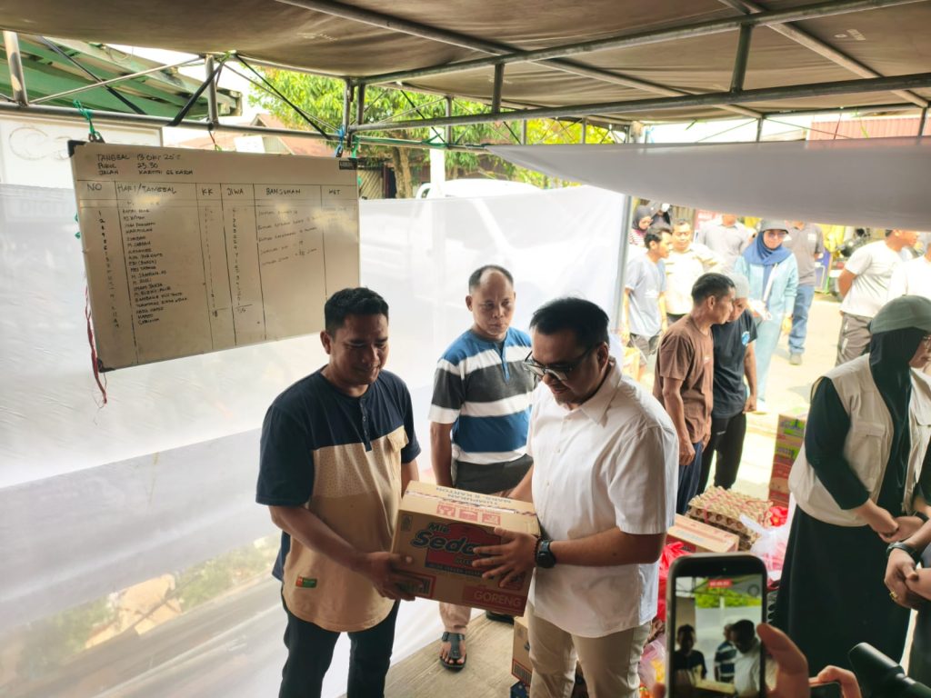 Bupati Kukar saat tinjau lokasi kebakaran di jalan Kartini. (Voxnews.id)