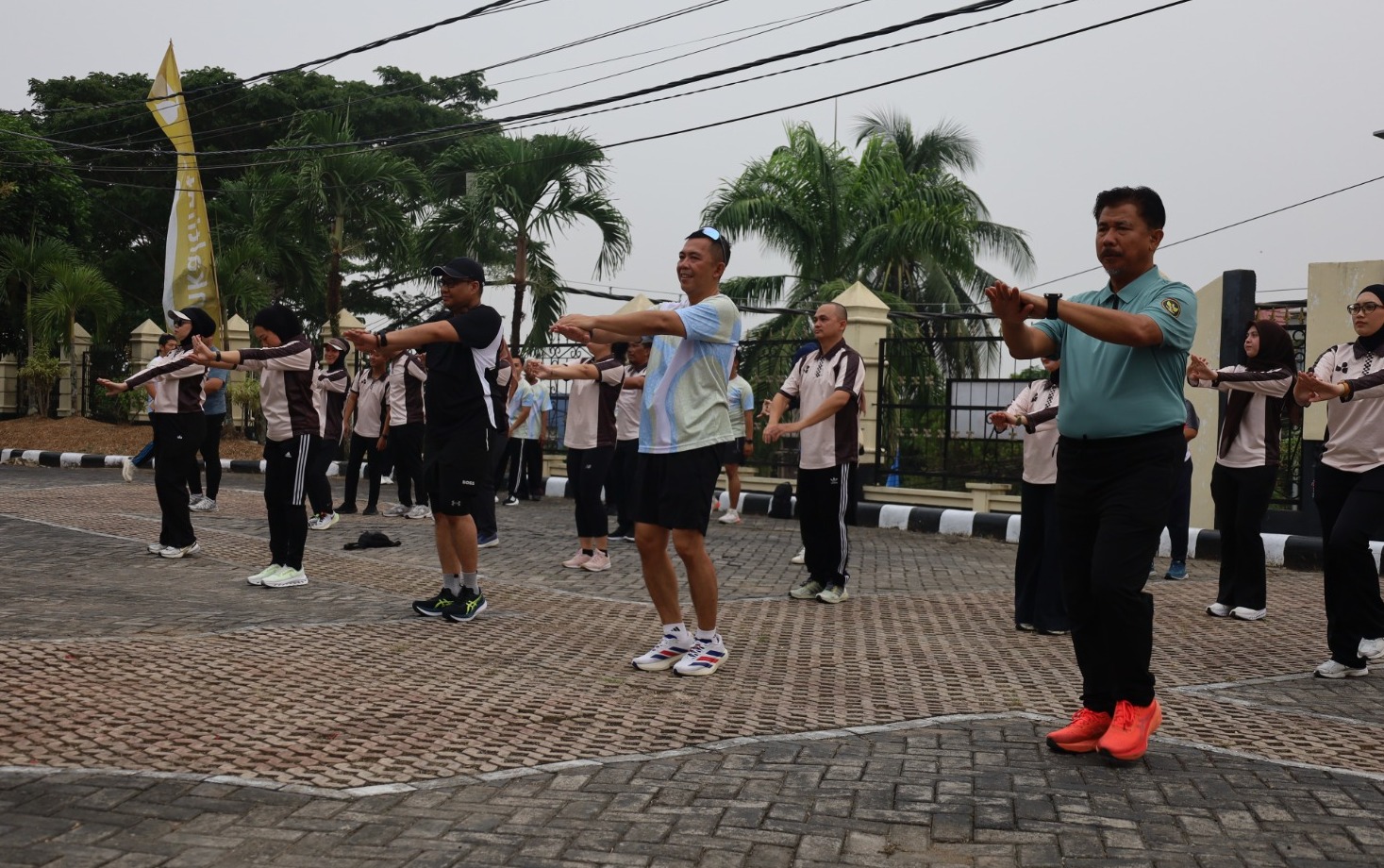 Bupati Kukar saat senam di halaman Kejari kukar. (ist)