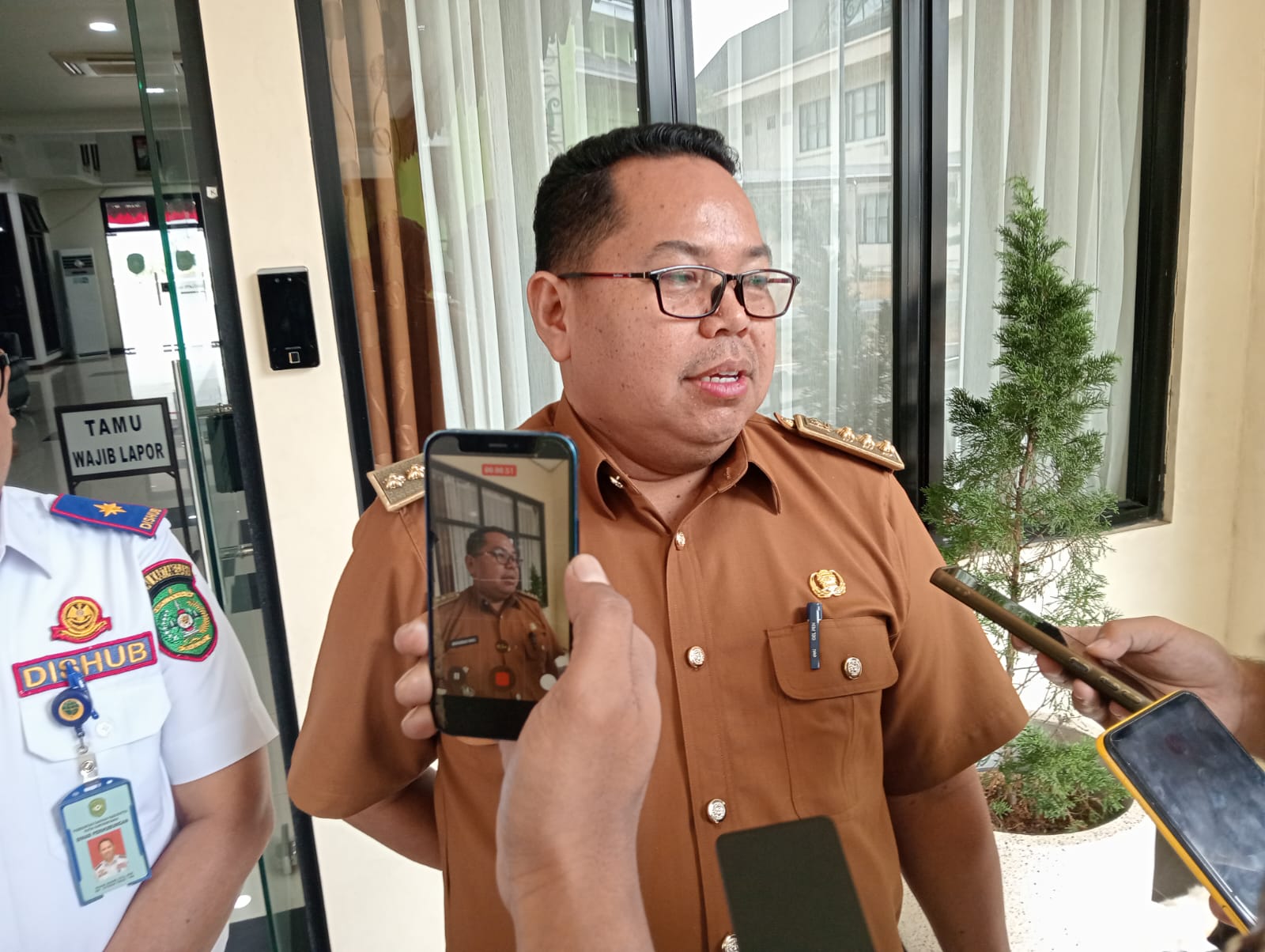 Camat Muara Jawa, Muhammad Ramli saat rapat soal jalan Handil. (Voxnews.id)