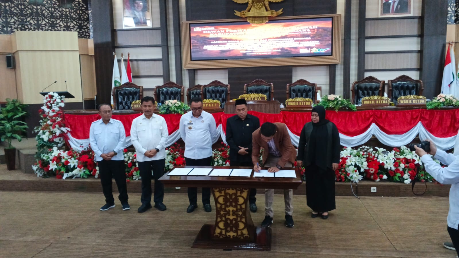 Penandatanganan notulensi rapat paripurna Banggar DPRD Kukar bersama pemkab. (Voxnews.id)