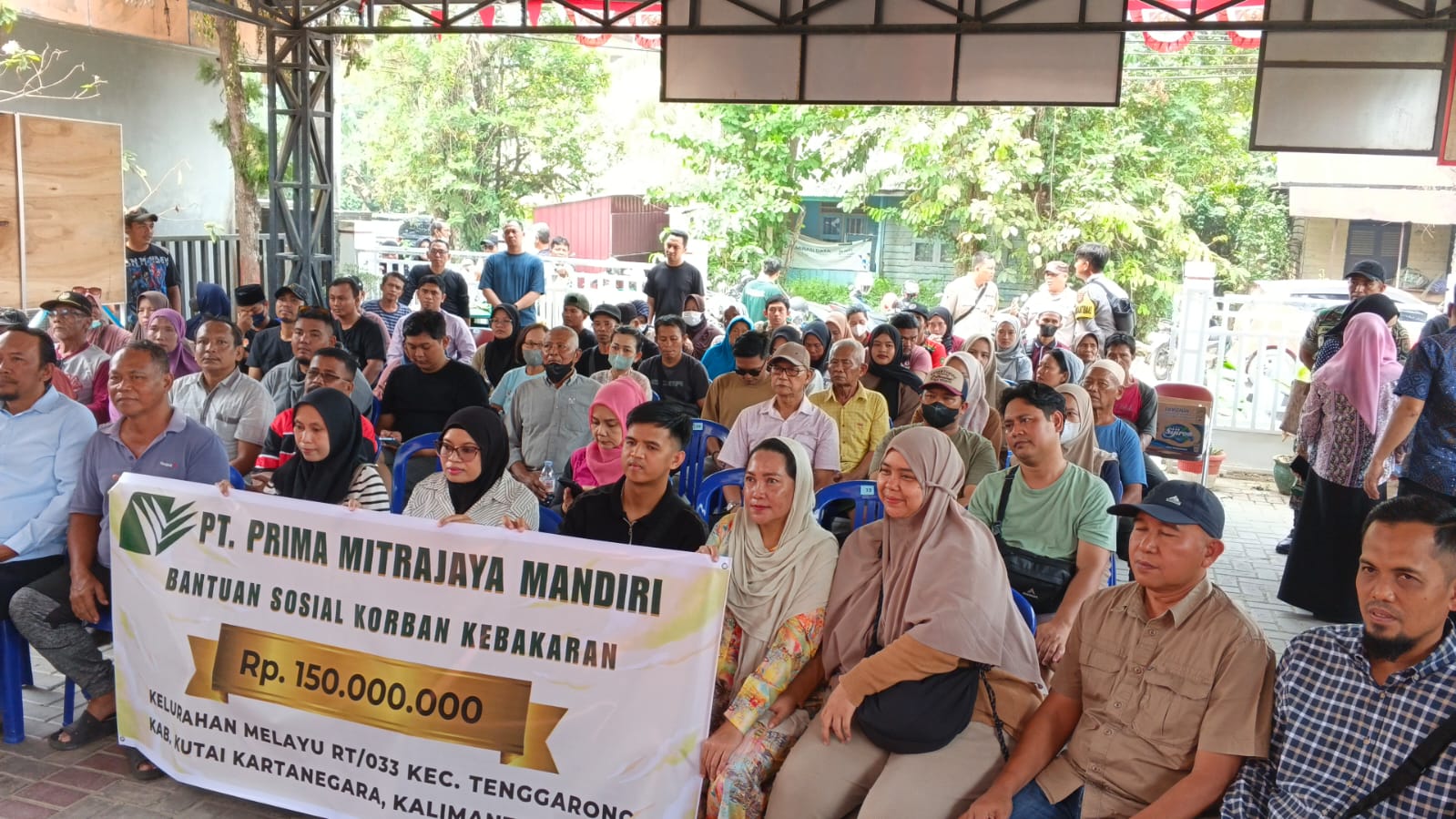 Penyerahan Bantuan CSR PT PMM untuk korban kebakaran. (Voxnews.id)