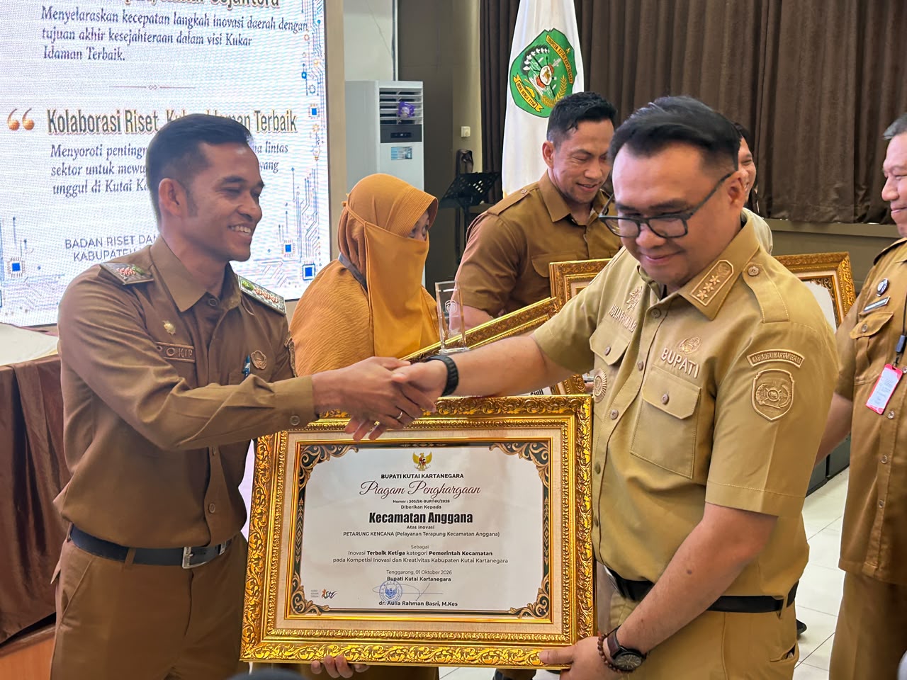 Bupati Kukar saat menyerahkan piagam penghargaan kepada OPD Pemkab Kukar. (Voxnews.id)