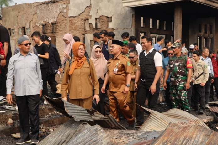 Asisten I Setda Kukar, Akhmad Taufik beserta jajaran OPD saat mendatangi lokasi kebakaran di Melayu, Tenggarong. (Ist)