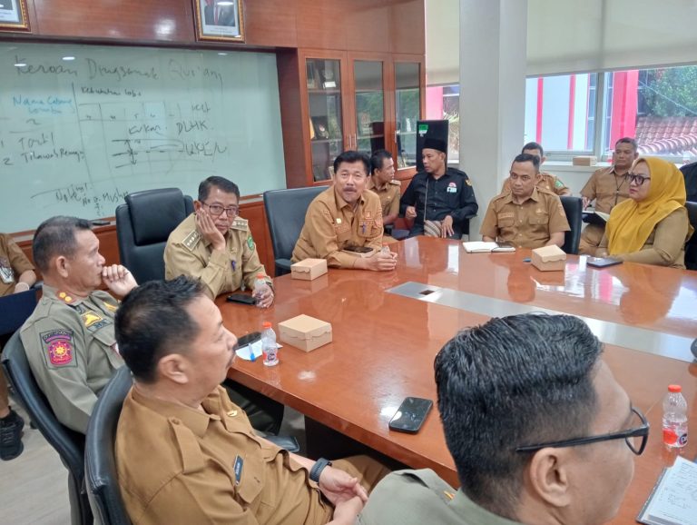Sekda Kukar, Sunggono saat rapat audiensi peringatan Merah Putih Kecamatan Sanga Sanga. (Voxnews.id)