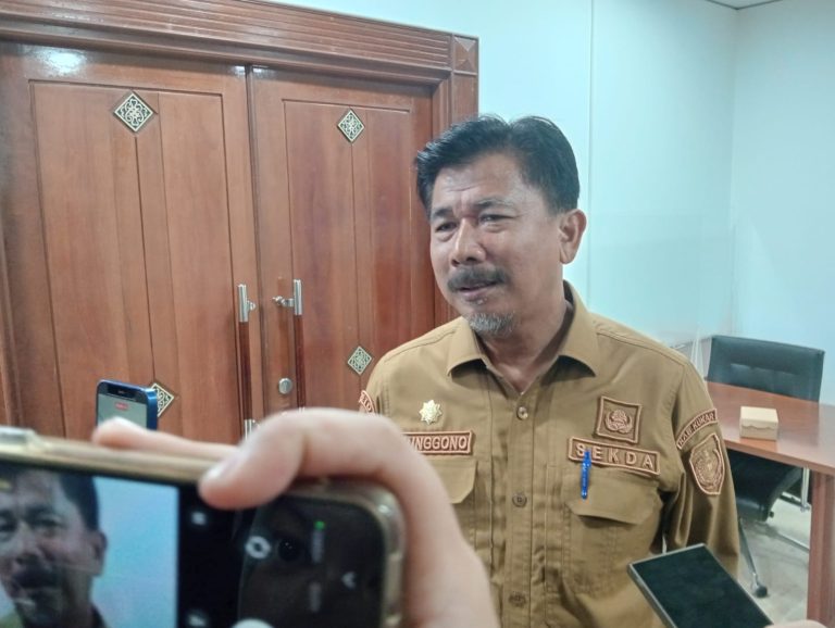 Sekda Kukar saat diwawancarai terkait isu perpindahan PPPK. (Voxnews.id)