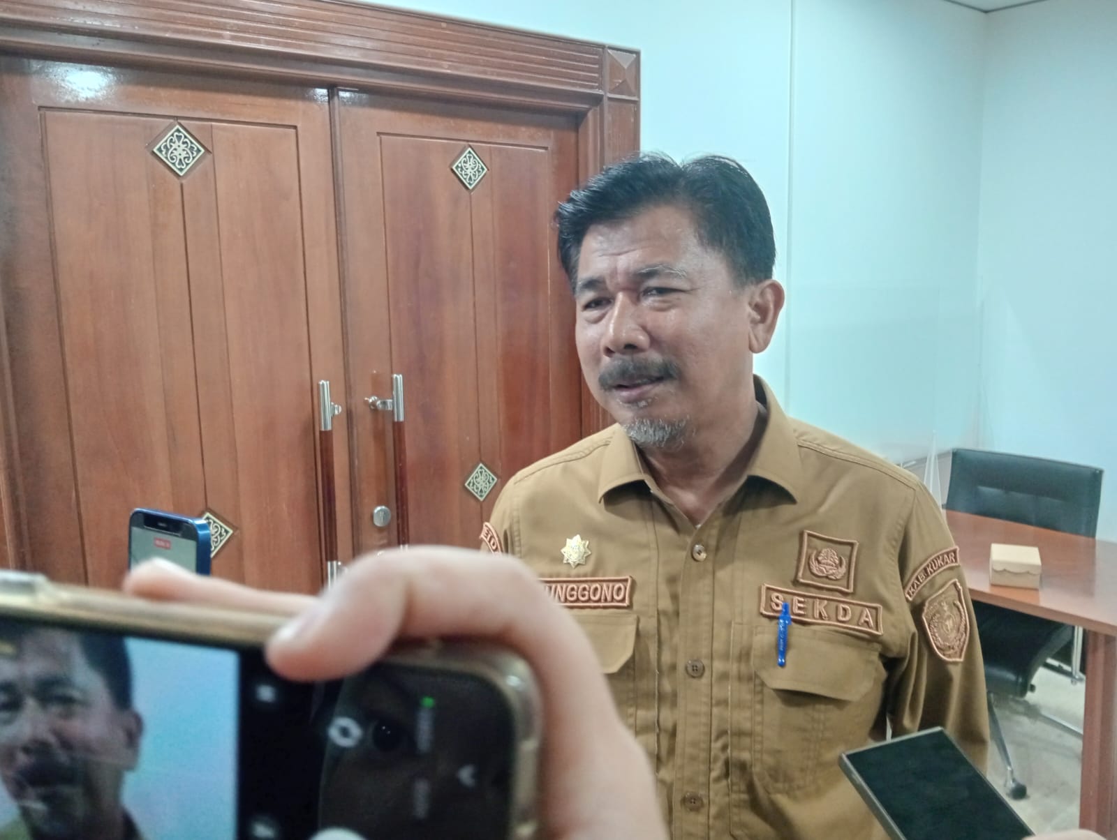 Sekda Kukar saat diwawancarai terkait isu perpindahan PPPK. (Voxnews.id)