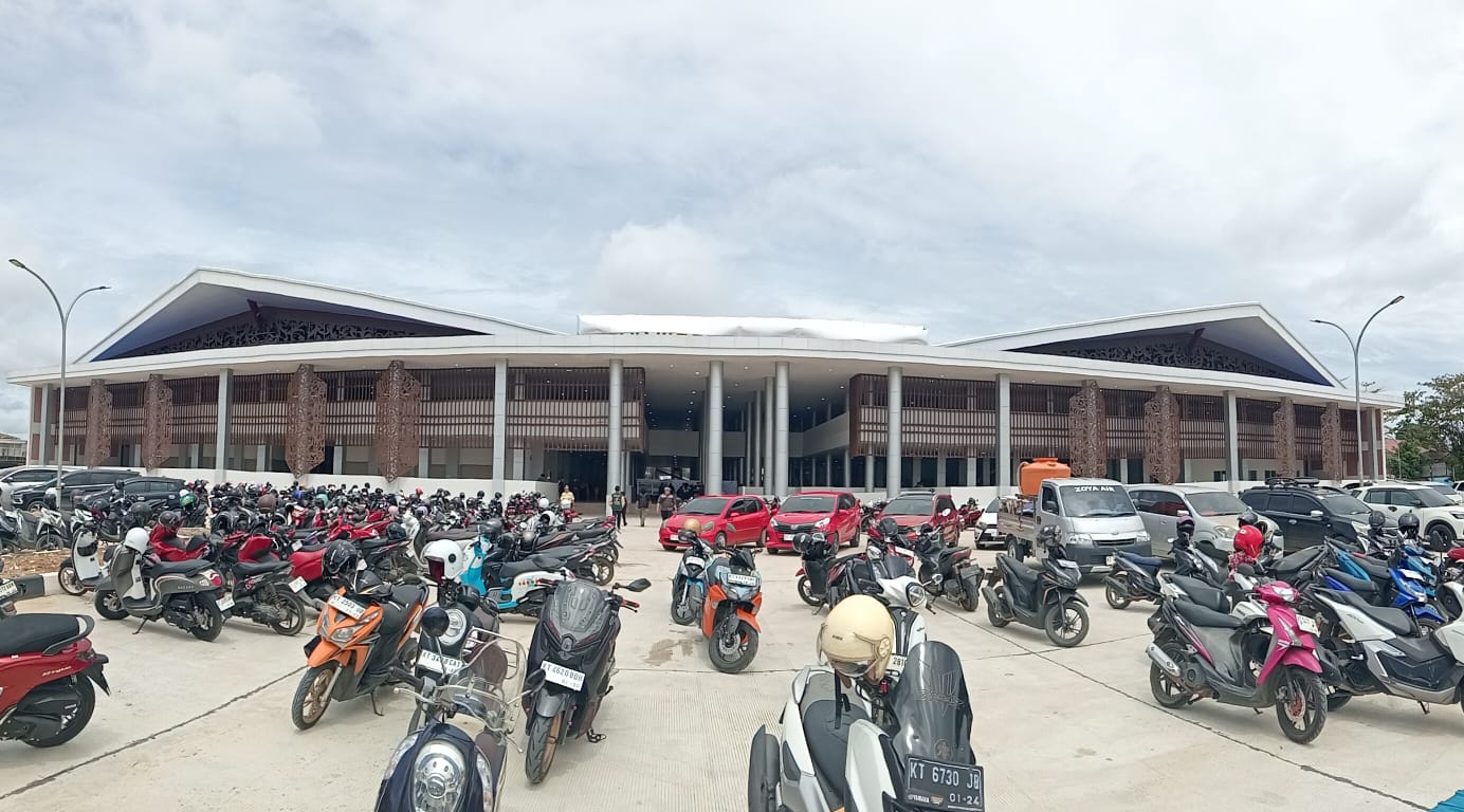 Suasana parkiran di Pasar Tangga Arung Square. (Voxnews.id)